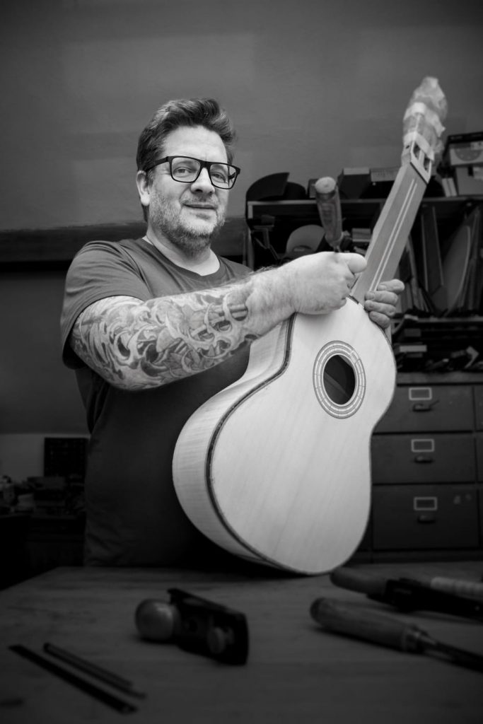 Thomas Ochs arbeitet an einer Gitarre